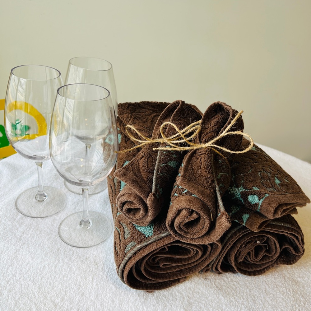 Plastic Wine Glasses & Textured Towel Set 😌